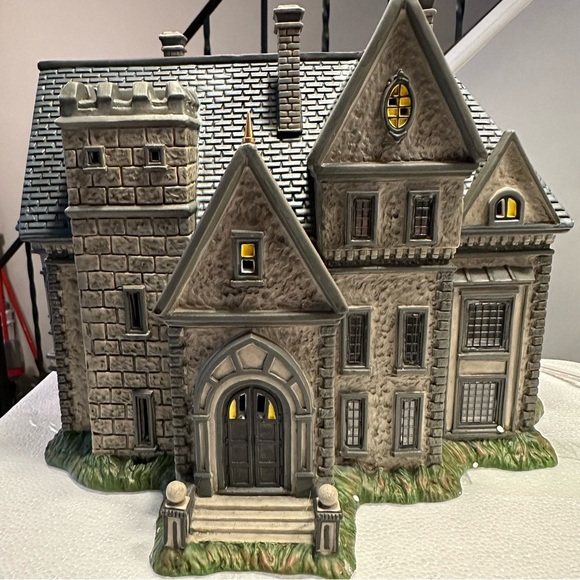 DC Comics Village Batman‎ Wayne Manor Bruce and Alfred Department 56 - Picture 7 of 13